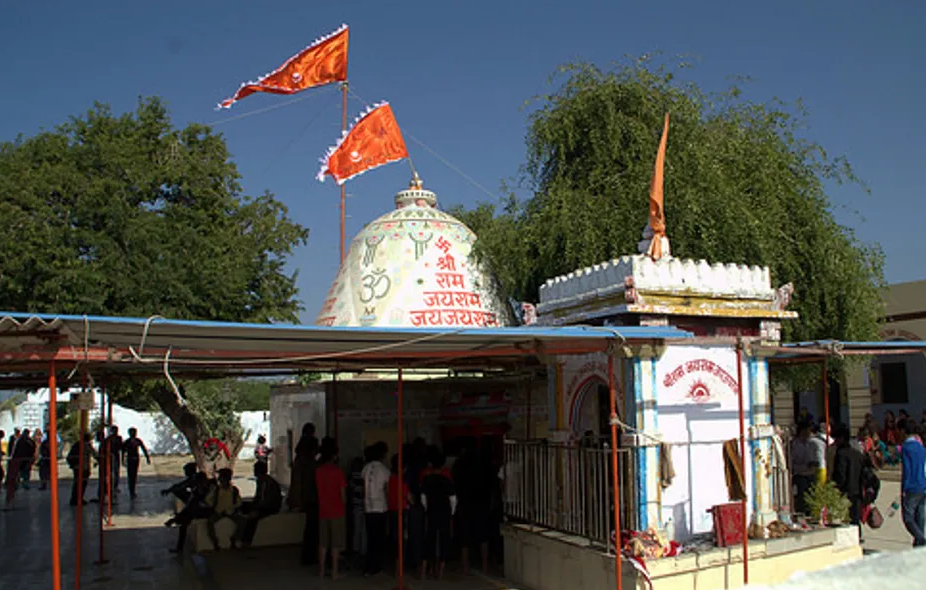 Makardhwaj Hanuman Temple (Hanuman Dandi), Devbhoomi Dwarka, Gujarat - Vushii.com Makardhwaj Hanuman Temple (Hanuman Dandi), Devbhoomi Dwarka, Gujarat - Vushii.com